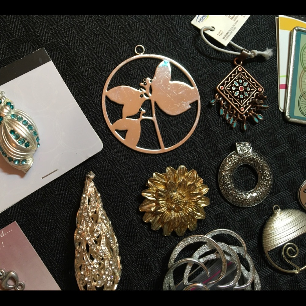 Lot of (18) metal pendants ,  (2) brooches. - Picture 3 of 8